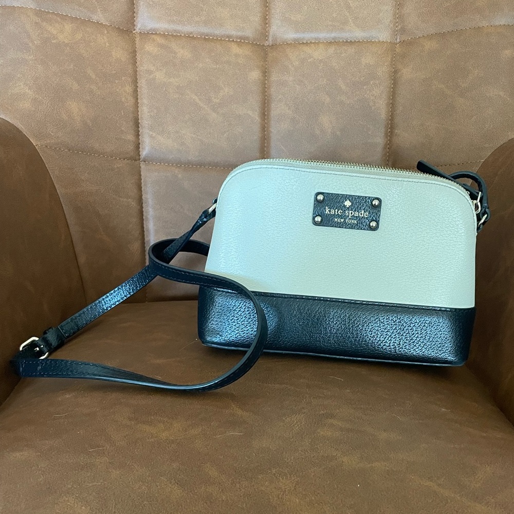 Kate Spade cross body purse black & white.